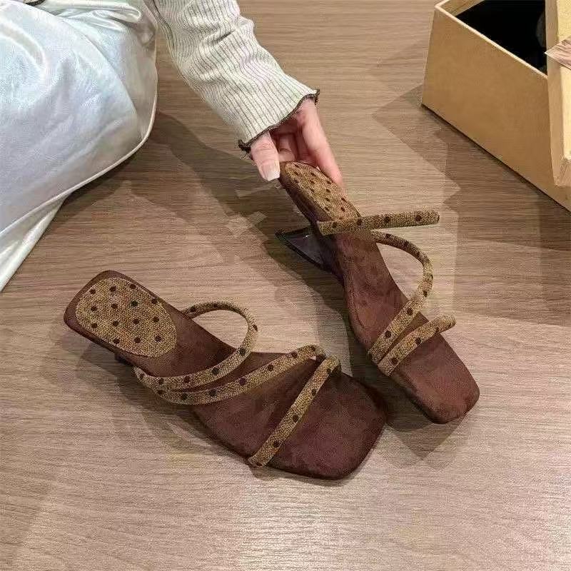 Diseño sensación de nicho sandalias mujeres verano 2026 estilo francés retro versátil pendiente cruzada tacones sandalias de talón alto image 6
