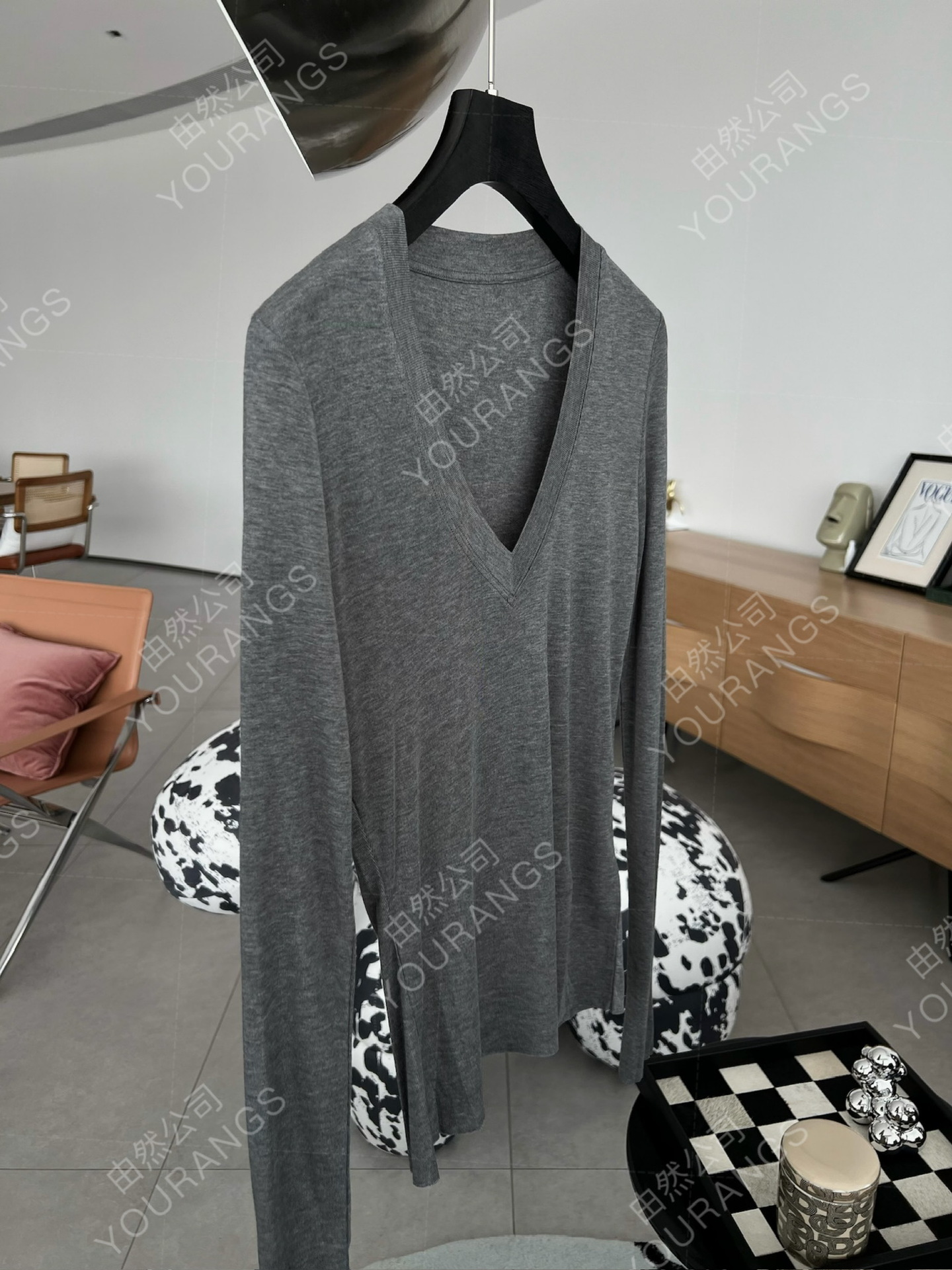 26早春 IRのベーシックスタイル リヨセルシルクVネックの優しくエレガントな長袖Tシャツニットベースレイヤー