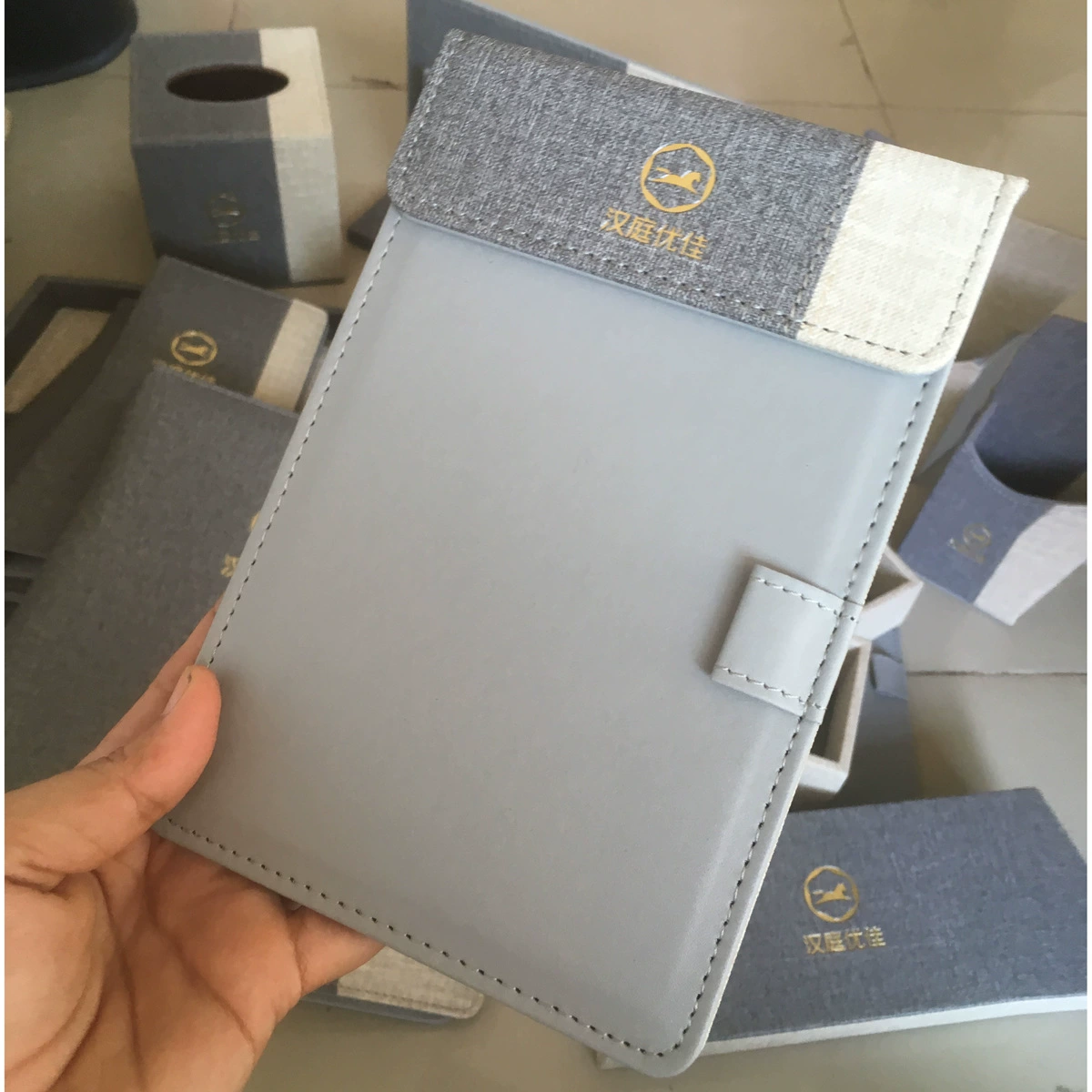 Фабрика настроила гостиничный номер поставляет кожаный магнитный держатель для заметок A6 держатель для заметок книга сообщений Книга Держатель для билетов логотип