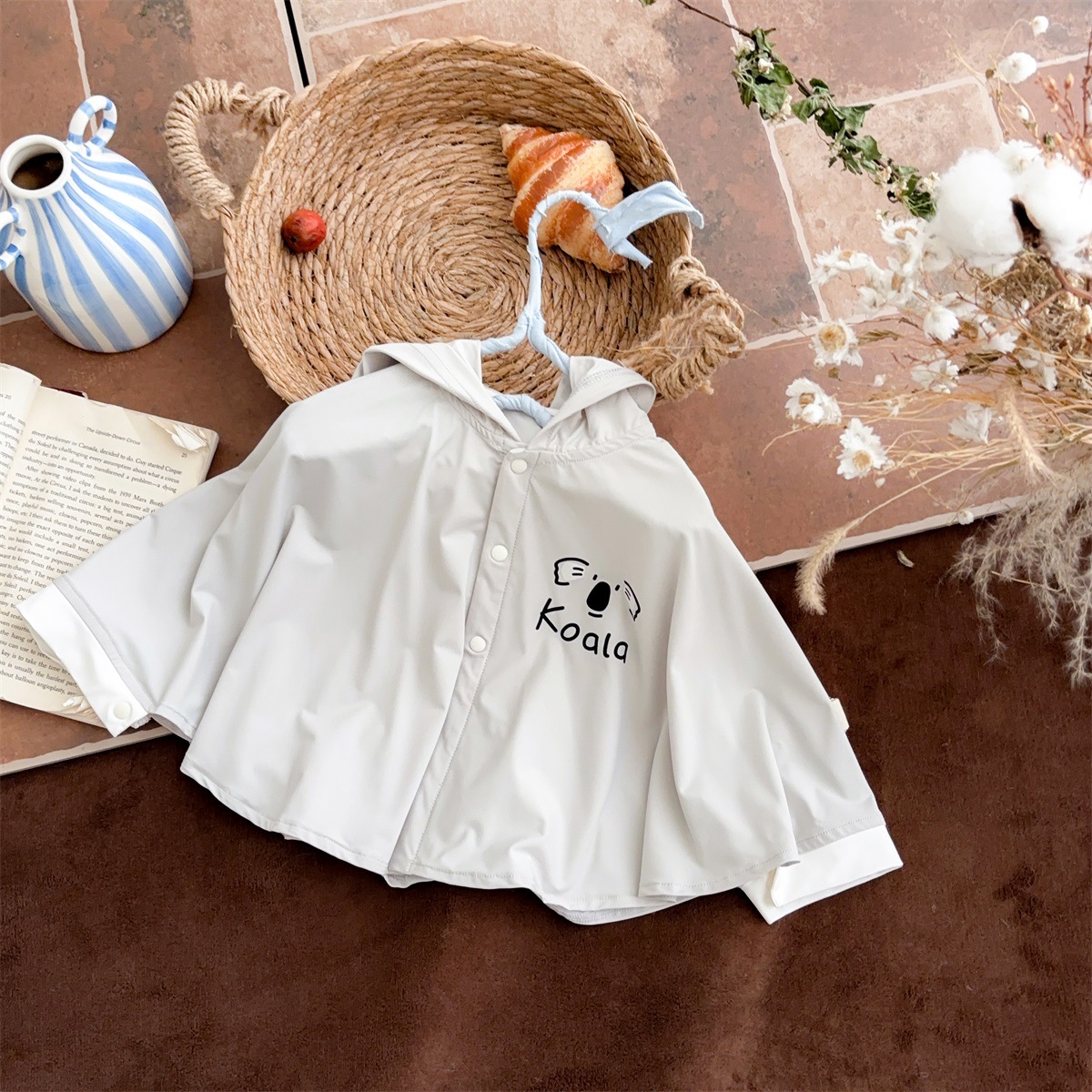 Juego de muñeca de cachorro a rayas de dibujos animados 2025 verano nuevo traje de bebé ligero para hombre capa protector solar de tres piezas