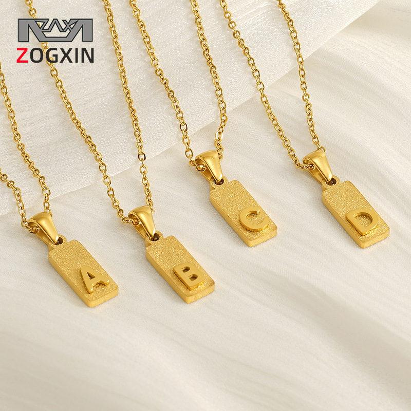 Nuevo estilo europeo y americano 26 colgante de letras inglesas de acero inoxidable prensado de arena collar de cadena de clavícula de letras rectangulares mujeres