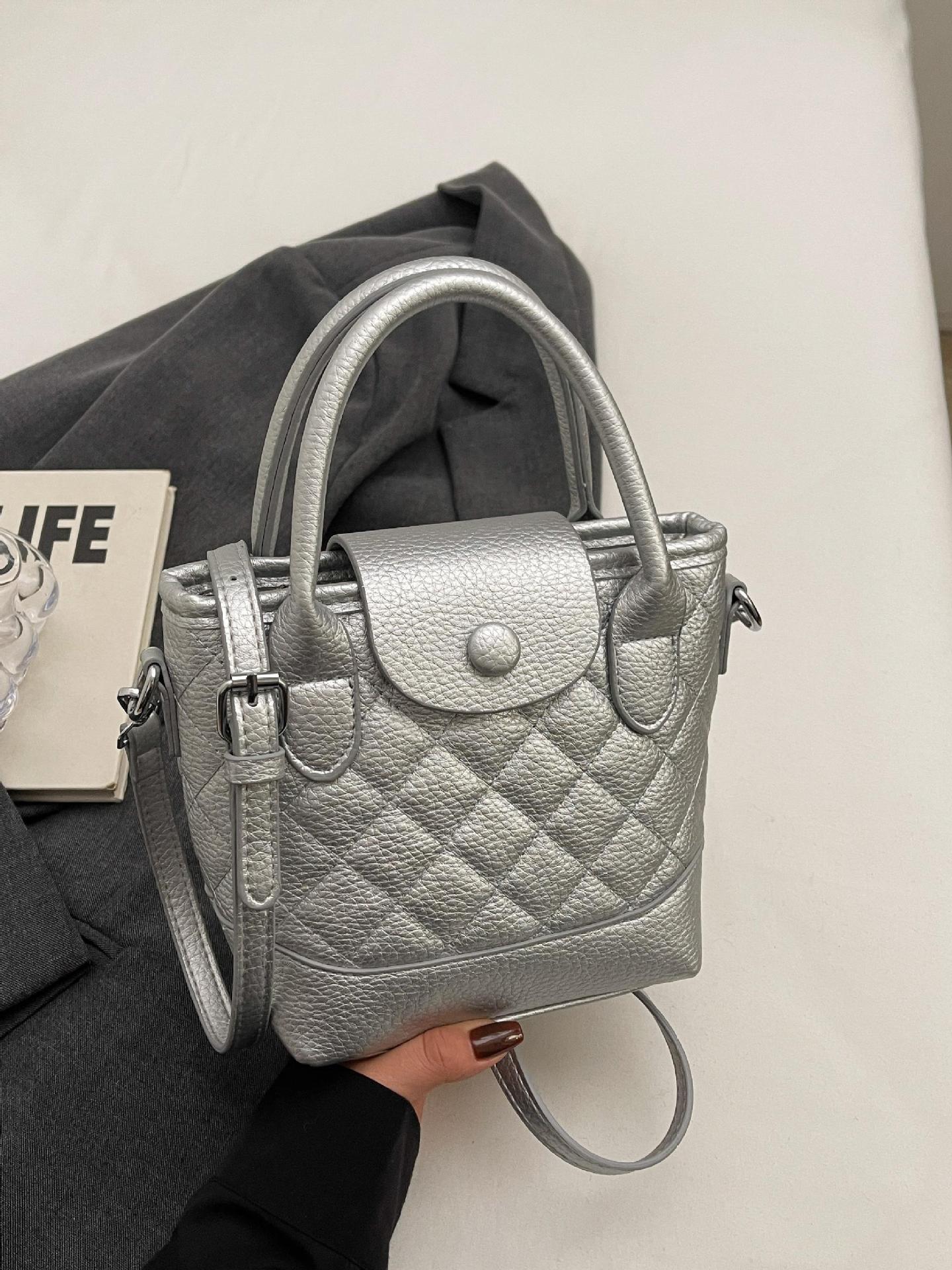 Lingerie bolso de cubo de mano para mujeres 2025 nuevo estilo coreano simple bolso de hombro de alta sensación versátil bolso de mochila de moda