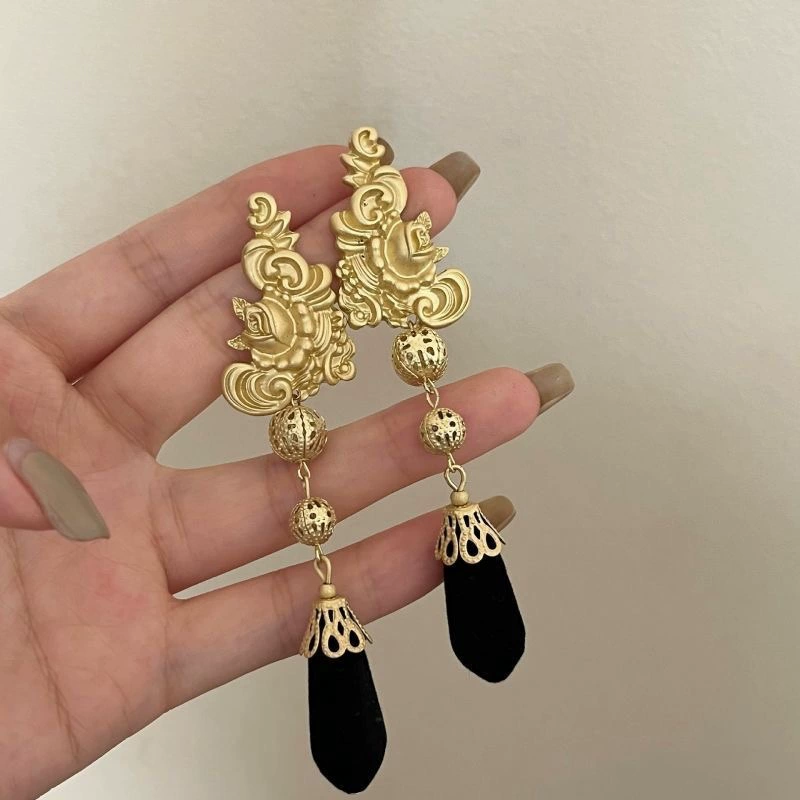 Retro atmospheric black earrings, french style, wide color palette