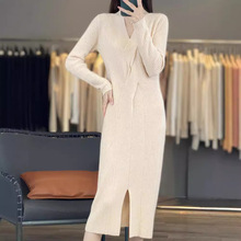 秋冬新款纯羊毛连衣裙女V领裙针织扭花修身毛衣裙过膝长袖打底裙