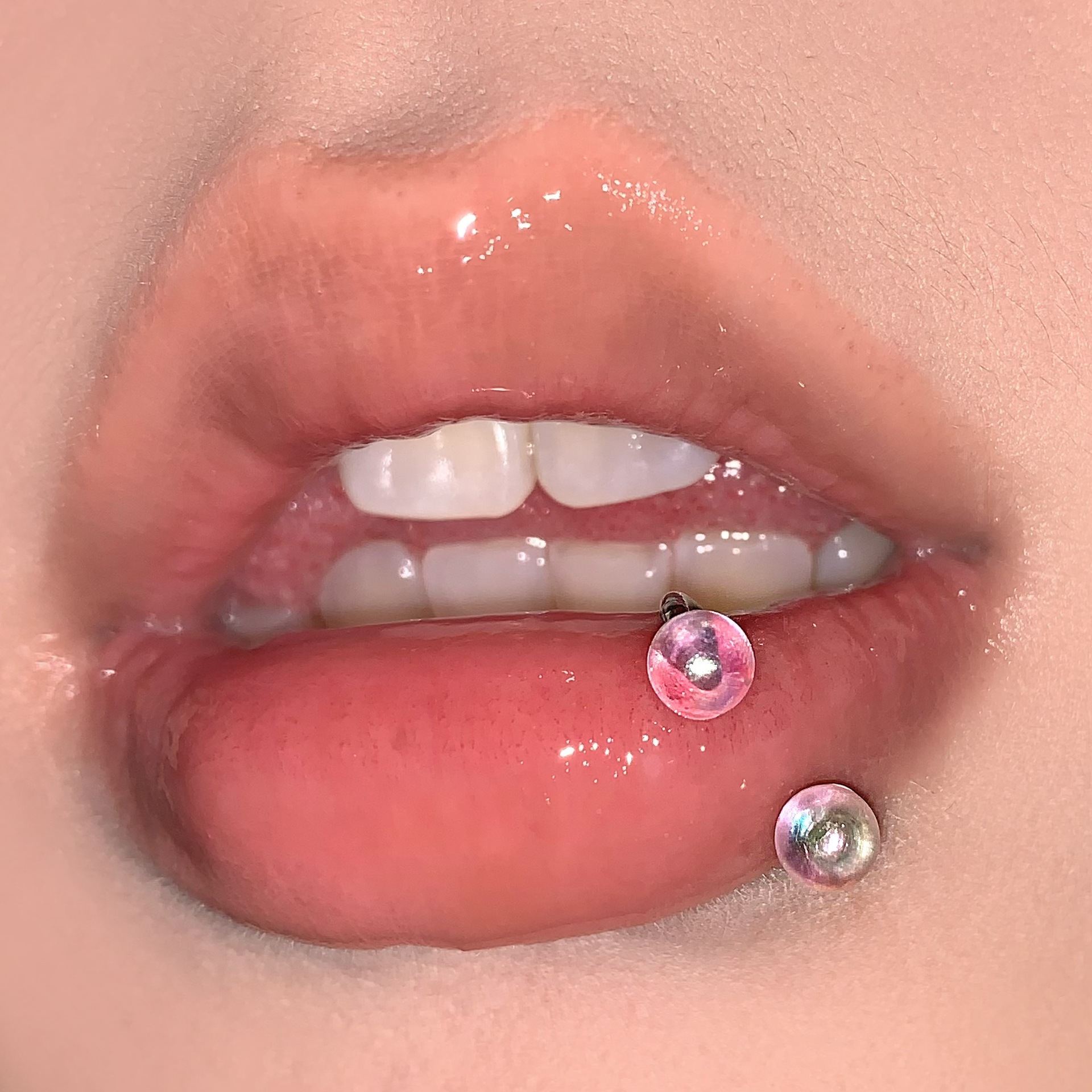 16G labret stud size and finish detail