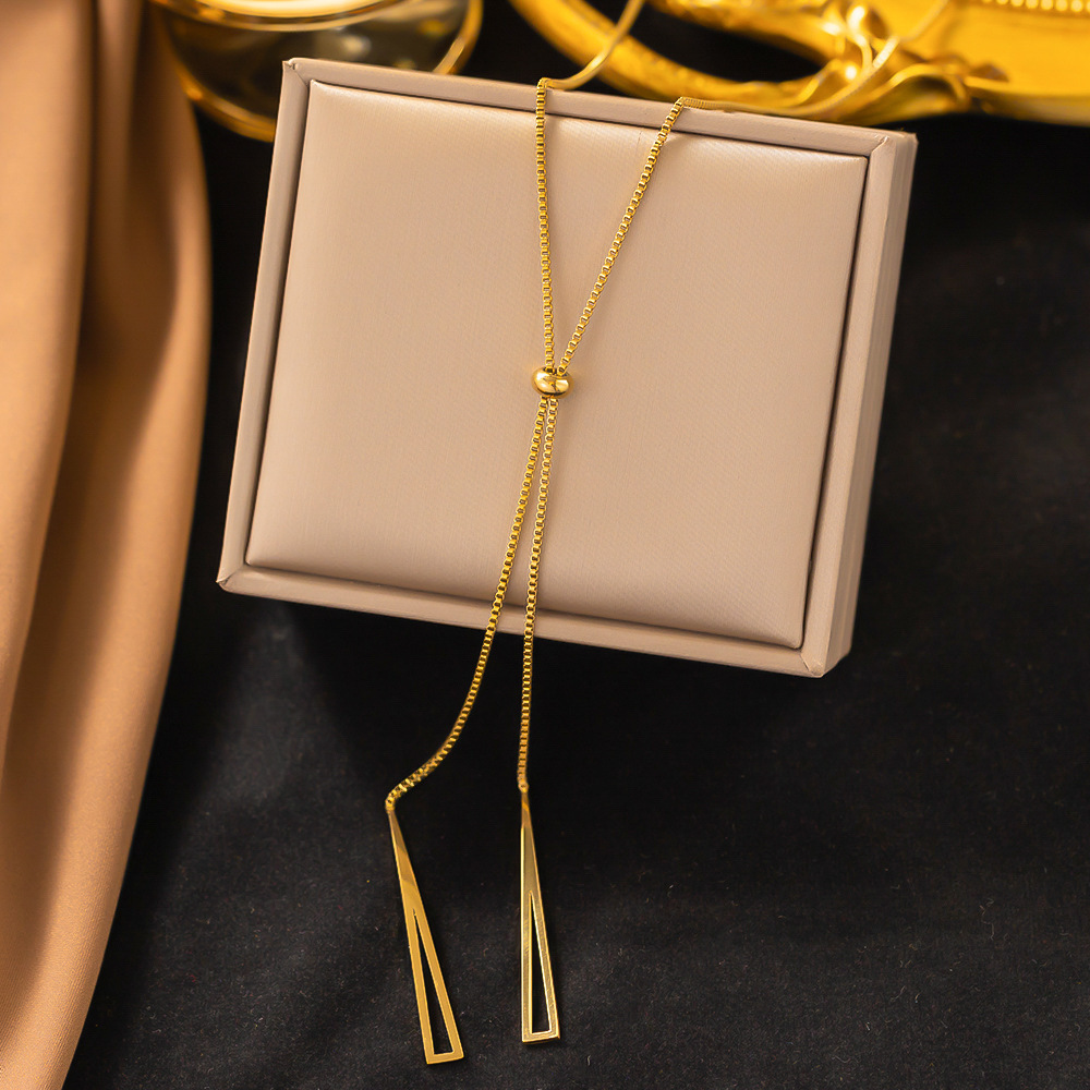 [collar de acero de titanio dorado + acero] collar de amor de nicho con cadena de clavícula avanzada en la moda de lujo ligero femenino