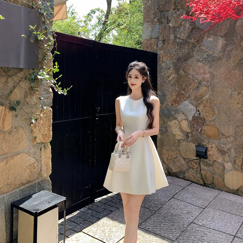 White Early Summer Exquisite Dress for Women 2026 Summer French Style Waist-Cinching Short Dress for Petite Women