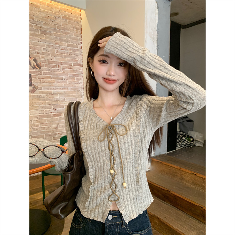 Sweet and Hot Slim-fit Long-sleeved Knitted Cardigan Women's Winter New Arrival Strap Design Sense Slimming Short V-neck Long-sleeved Top
