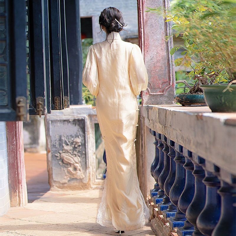 New autumn collection: improved version of the stand-collar, slim-fit, lantern-sleeve, elegant cheongsam dress