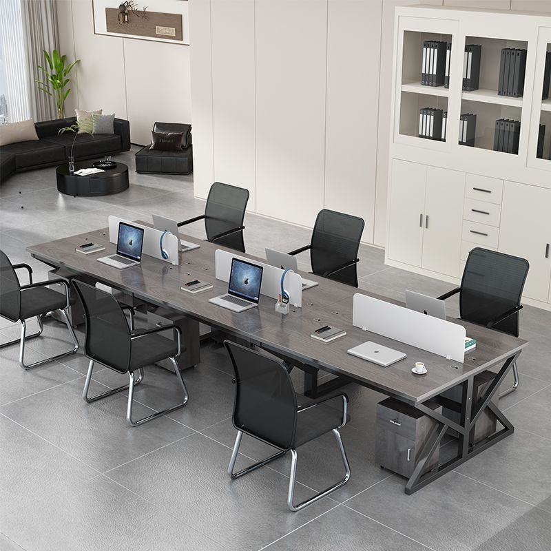 Sala de reuniones de la empresa Mesa de conferencias de personal Mesa de computadora de oficina lujosa Mesa de computadora de oficina multi-estación con pantalla