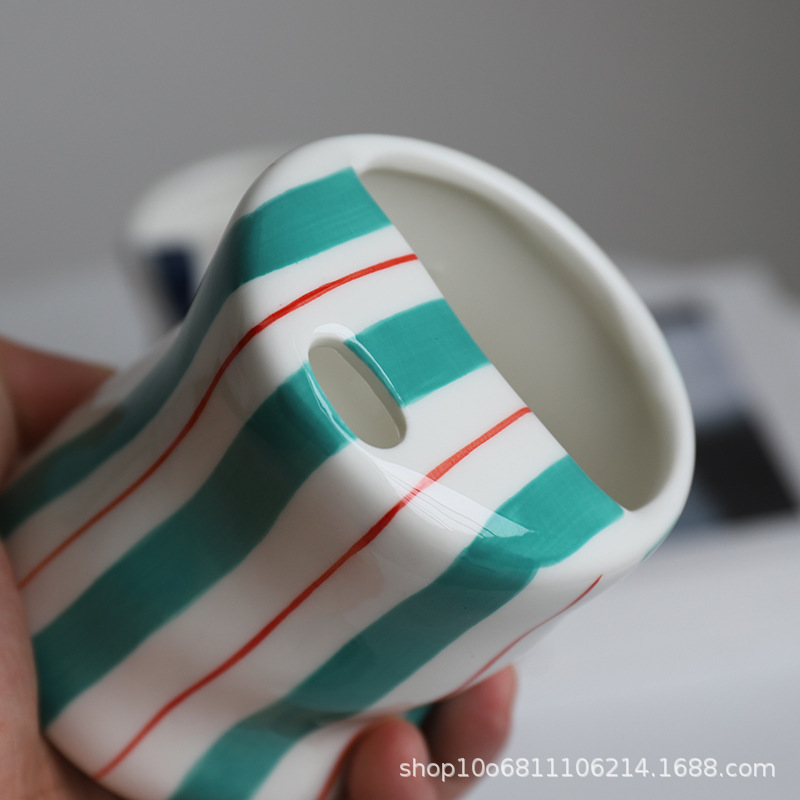 Ventas transfronterizas calientes cerámicas simples tazas de paja de café tazas de agua domésticas tazas de alto valor de cara tazas de rayas coreanas pintadas a mano tazas