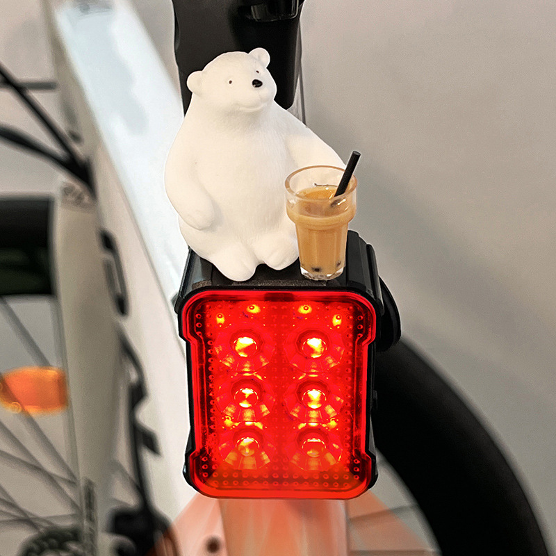 自転車ライトのヘッドライトの強い光の夜はテールライトに乗ります。|undefined