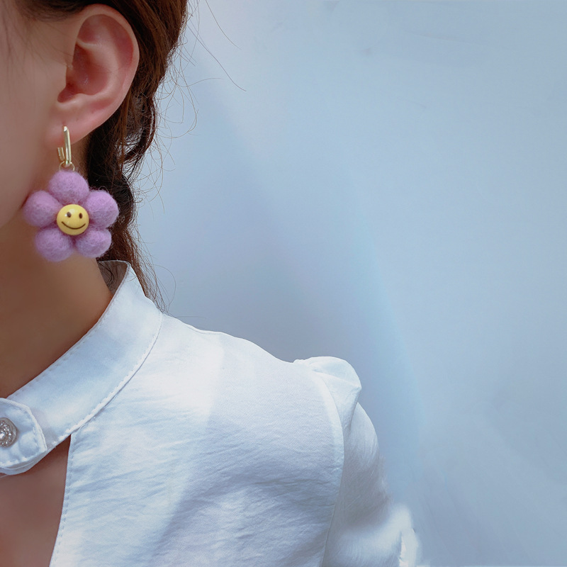 Retro Plush Smiley Flower Earrings display picture 3