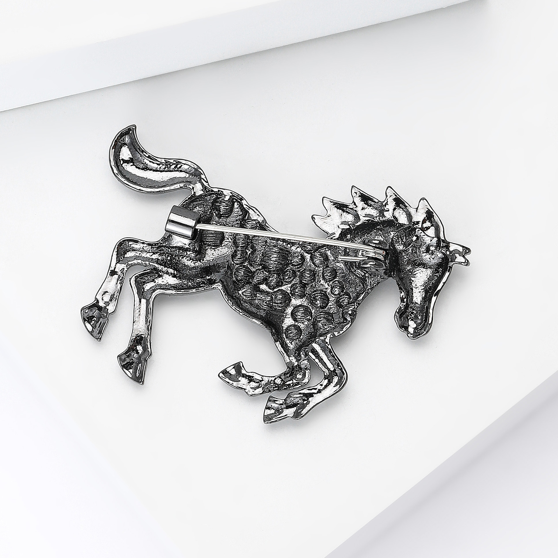 Hot-Selling Fashionable Light Luxury Retro Enamel Horse Rhinestone Brooch Versatile Anti-Exposure Clothing Accessory Pin