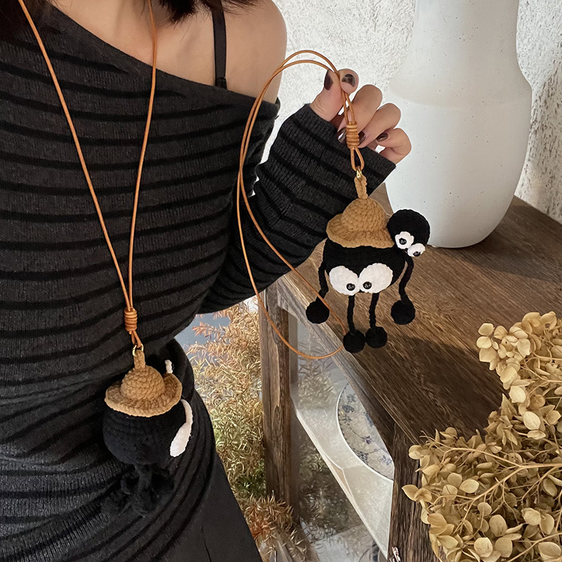 手工编织毛线小煤球项链牛皮绳长款可爱挂件包包小众高级感毛衣链