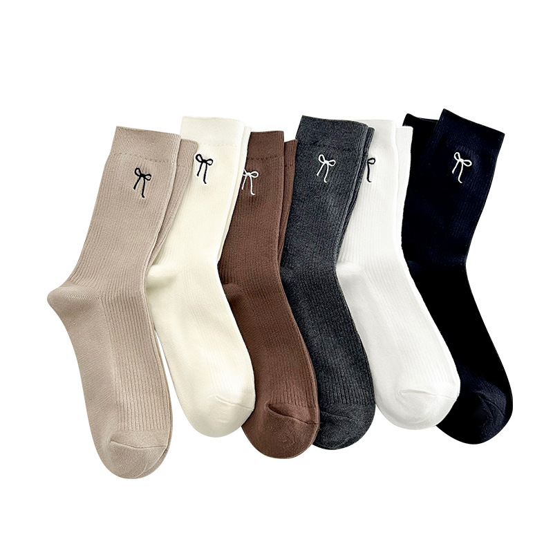 Nuevos calcetines de otoño de mujer bordados arco medio Lolita retro coreano inmoderados calcetines de algodón de color sólido versátiles