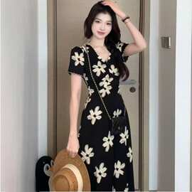 复古花边V领碎花短袖连衣裙女2026夏季新款收腰显瘦法式A字长裙子