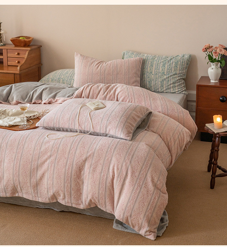 复制_秋冬加厚保暖牛奶绒床上四件套法式高级雕花.jpg