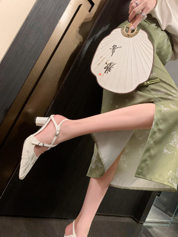 Sandal cao gót mũi nhọn phong cách Trung Hoa mới, chất sa tanh, quai chéo rỗng, gót thô 9 cm — Màu trắng be, Màu Kaki chi tiết 53