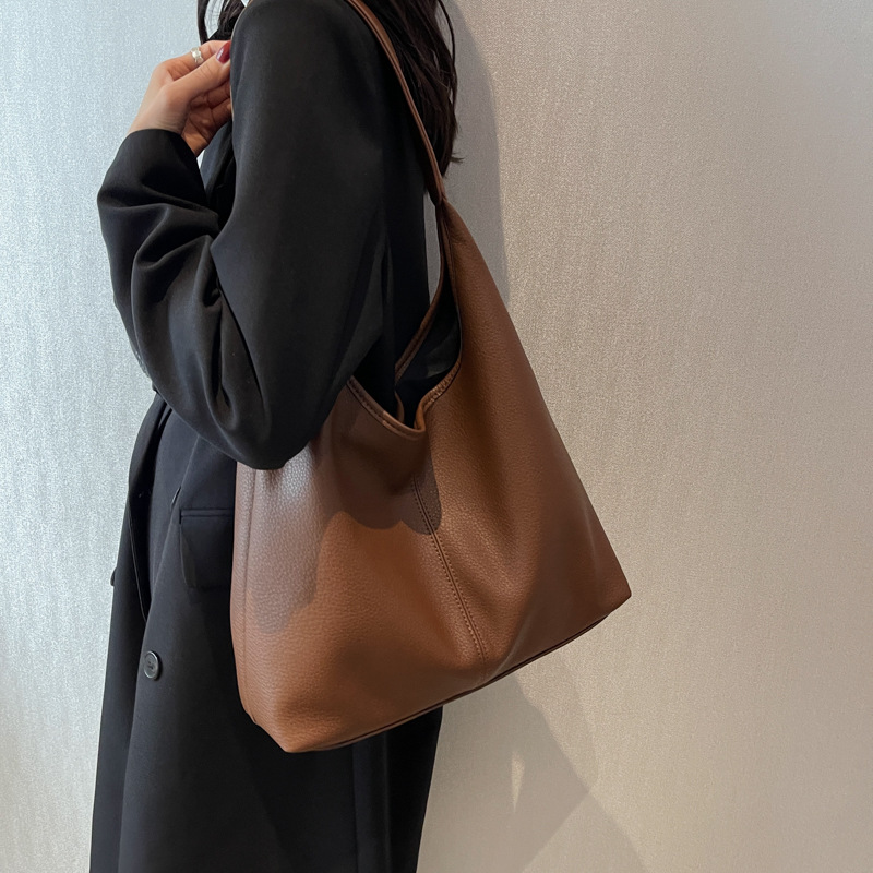 Bolso de viaje simple de gran capacidad para mujeres 2024 nuevo bolso de hombro casual versátil popular bolso retro ultrafuego