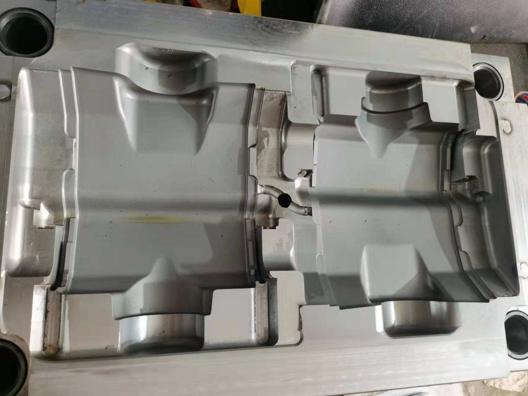 提供多腔精密塑料模具、山东模具、模具、塑料模具注塑件外壳