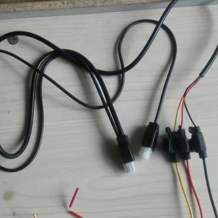 XHX002小号黑色20号线保险丝防水座保险座保险盒红黄黑线线材加工