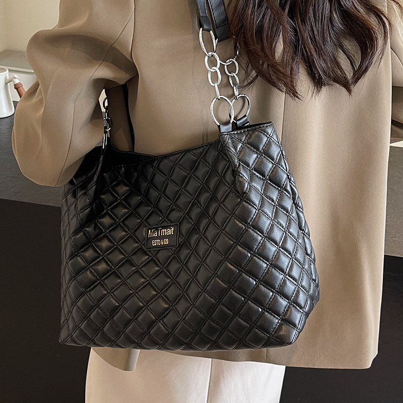 Capacious shoulder bag