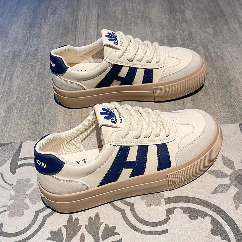 Zapatos blancos 2025 nuevo estilo de primavera y otoño nicho de diseño retro de altura de skate zapatos deportivos de moda casual