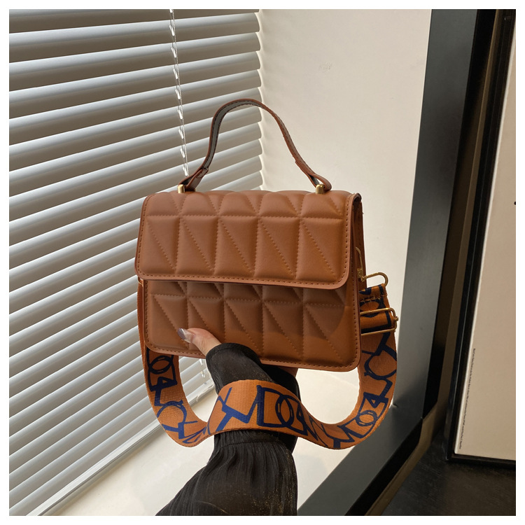 A stylish and simple diamond-shaped small square bag for the autumn and winter of 2024, featuring a solid color and a trendy single-shoulder bag for women undefined