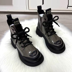 秋冬ベルベットの新型英倫風ファッション洋気百合揚げ街ショートブーツ卸売りソフト皮マーティンブーツ単靴工場
