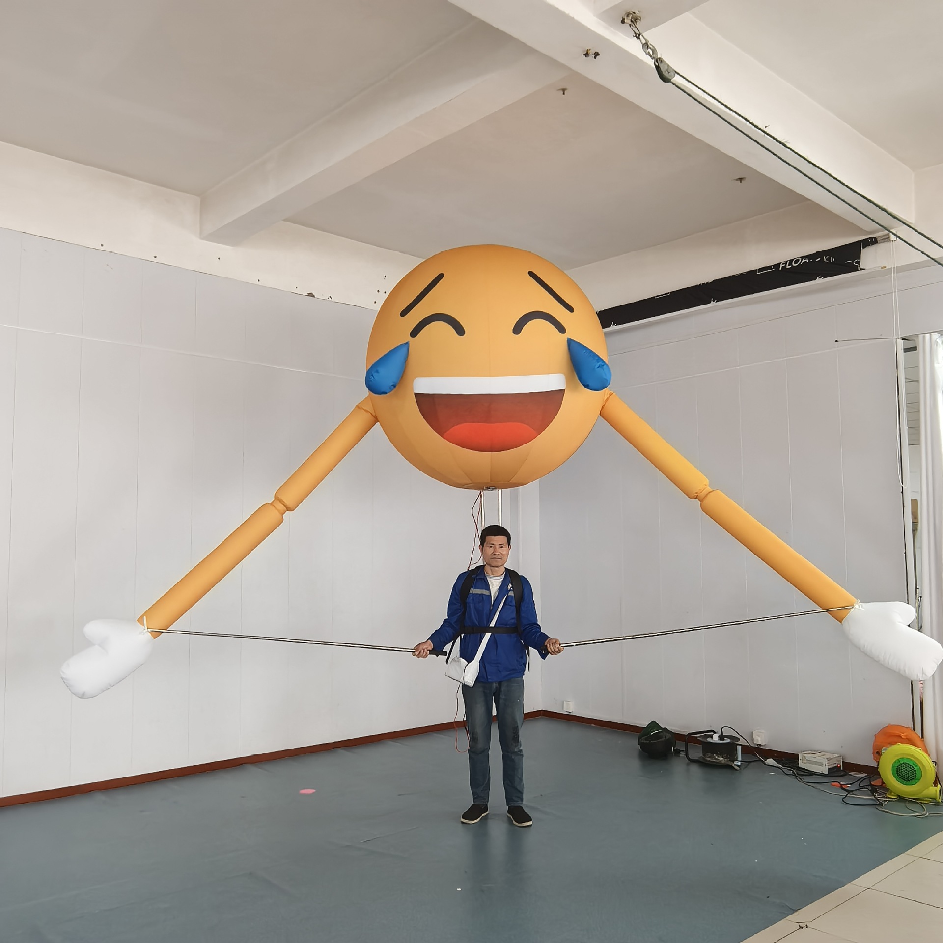 Transfronterizos venta caliente personalizada emoji paquete de aire modelo de muñeca ropa de muñeca salto de espectáculo de crucero de simulación modelo de aire inflable
