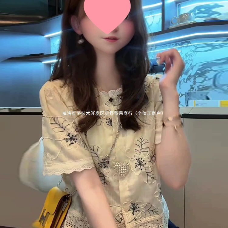 Женская рубашка с короткими рукавами на правое плечо, новинка 2025 года, летняя рубашка в корейском стиле, уникальный и красивый маленький топ во французском стиле