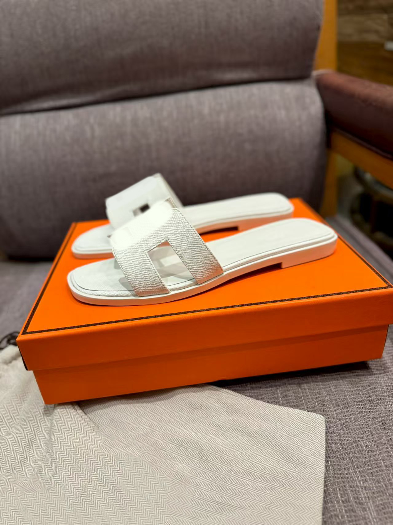 鼎羊皮の新型真皮平底ネット赤同タイプのスリッパ女性夏外着一字引きビーチカジュアル太さと涼しさ引き