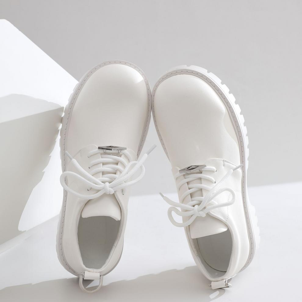 ShoeVault White Cleanfit Herrenschuh, Derby mit Zehensteg, der die Körpergröße erhöht und sich ideal für Pendler eignet, trendiges Ledermodell für Herren (2025)._voghion.com