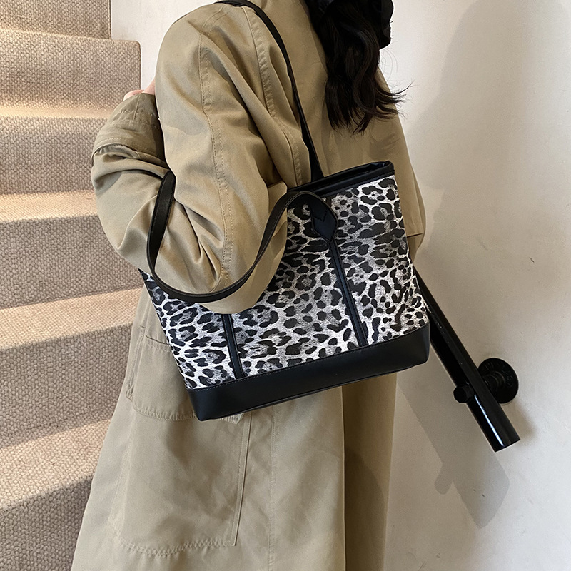 Bolsa de leopardo retro esmaltada para mujeres 2024 nueva moda bolso de hombro de brazo otoño y invierno gran capacidad bolso de viaje