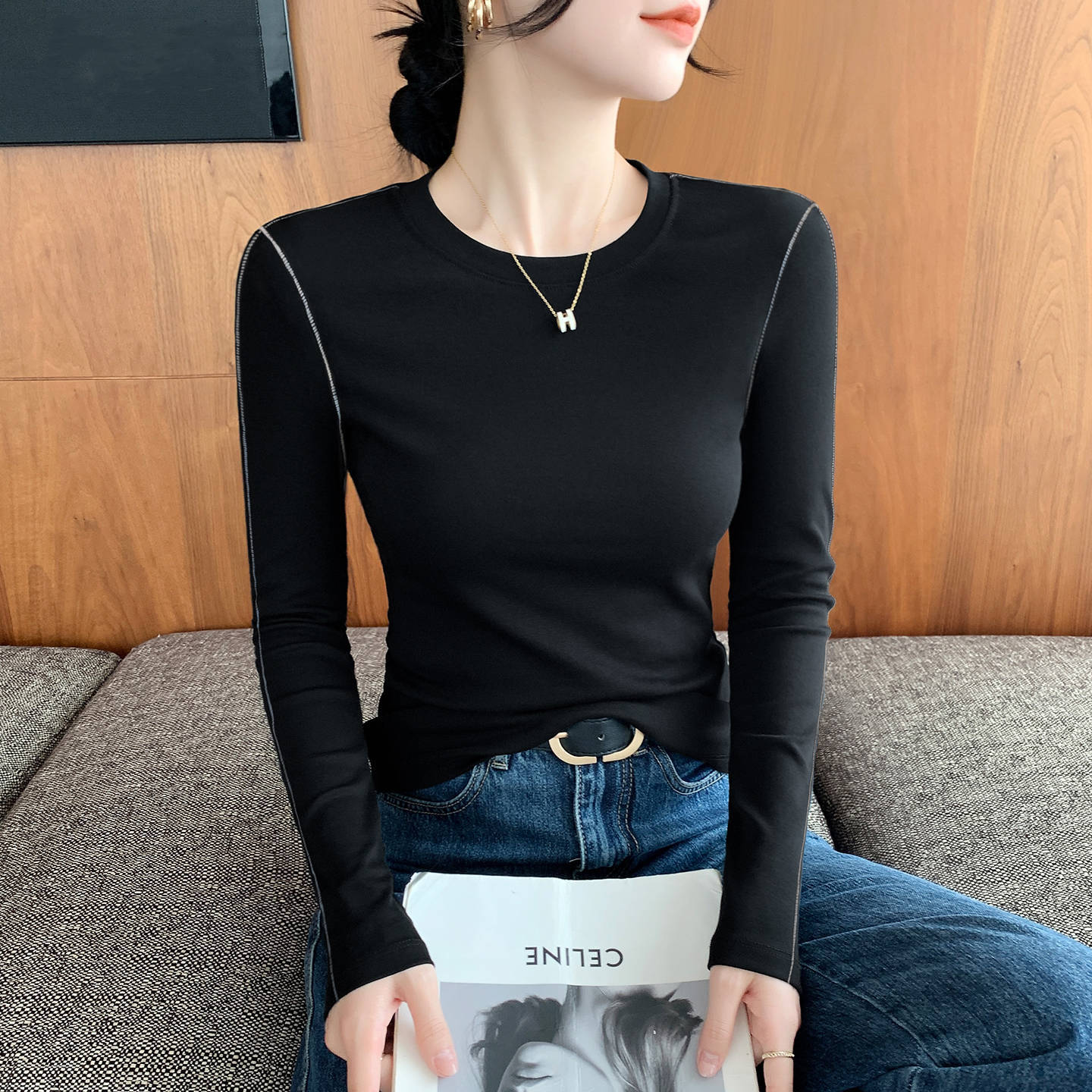 가을 겨울 여성용 블랙 라운드 넥 대비 색상 긴팔 티셔츠 새로운 틈새 디자인 오른쪽 어깨 탑과 베이스 레이어