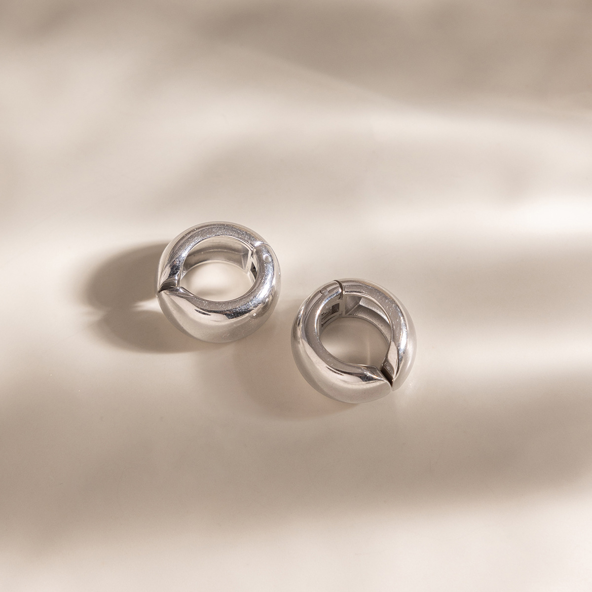 Wanxing Europa y los Estados Unidos gorda orejas de orejas mujeres sin agujeros de orejas de acero inoxidable ligero lujo alto sentido de diseño de joyas transfronterizas