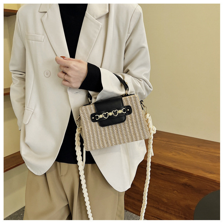 Fashion New Straw Woven Bag Winter New Portable Bag Wholesale display picture 2