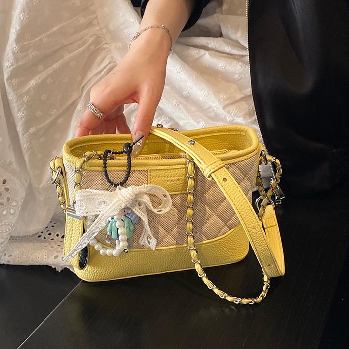 Bolsos pequeños de color de contraste populares de este año para mujer 2025 nuevo bolso de hombro de cadena de diamante bolso callejero de mensajero de todo fósforo de moda