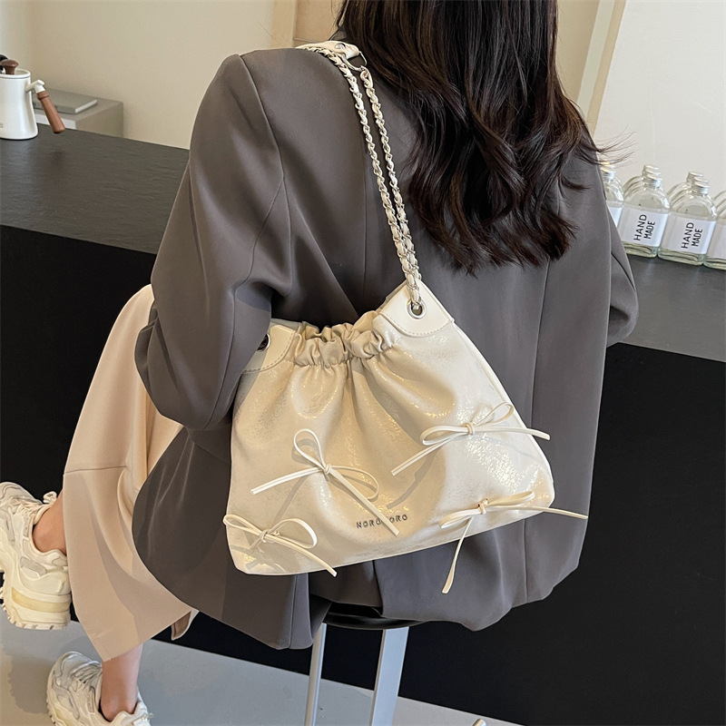 Bolsa de arco de moda explosiva para mujeres 2024 verano nuevo simple versátil bolso de brazo bolso de tendencia de viaje