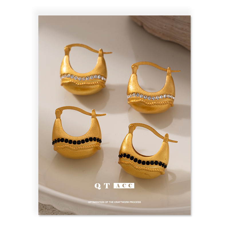 Europa y América retro sofisticada sensación de alto nivel de estilo de cuna pernos de orejas incrustados de zircon simple clásico versátil nuevo tipo de orejas para mujeres
