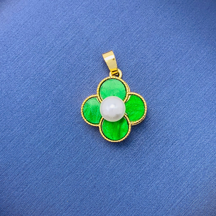 百種類のペンダントは心のままにファッションの経典を配合します。カップルの美しいペンダントは親友のアクセサリーを送ります。