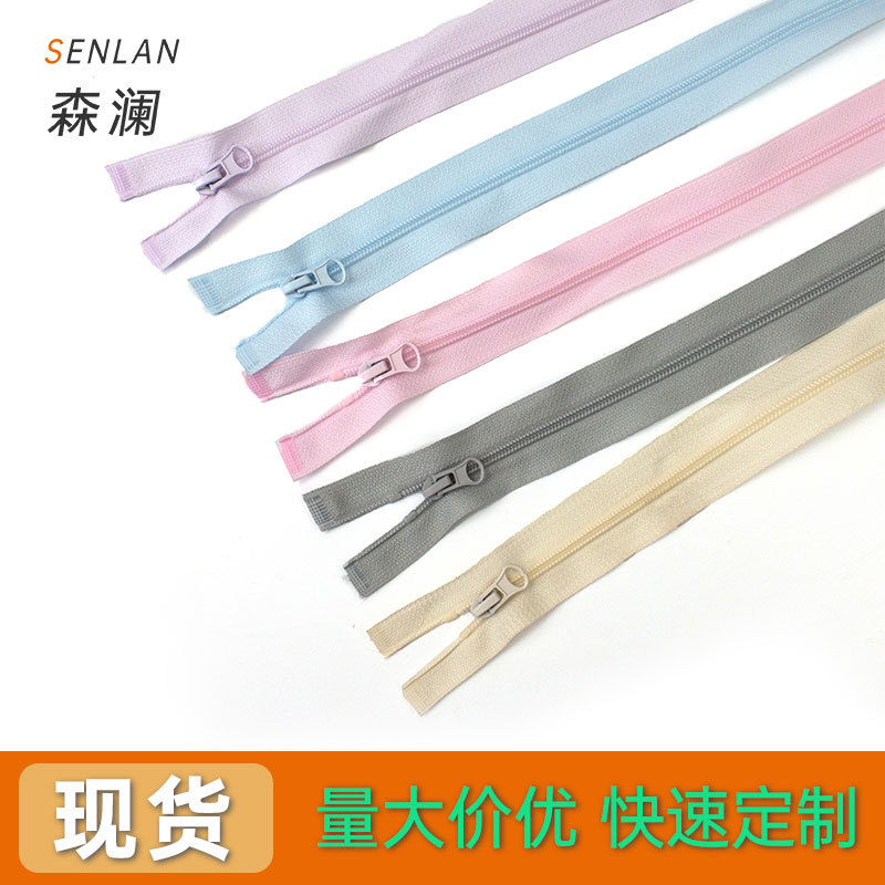 Sports suit with zipper