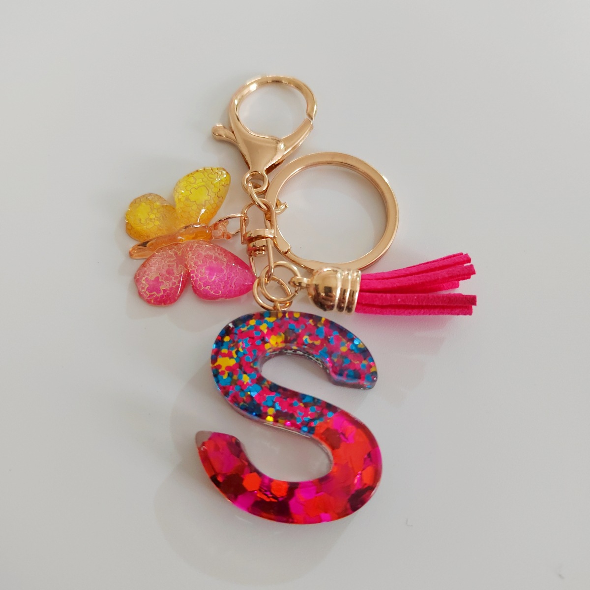 Ventas transfronterizas calientes de letras inglesas de color mixto colgante de llavero colgante de mariposa fringe de resina de llavero colgante de joyería