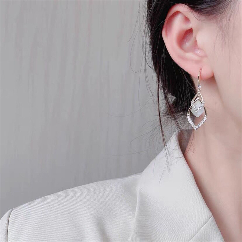 Long classic golden elegant geometric earrings drop-shaped