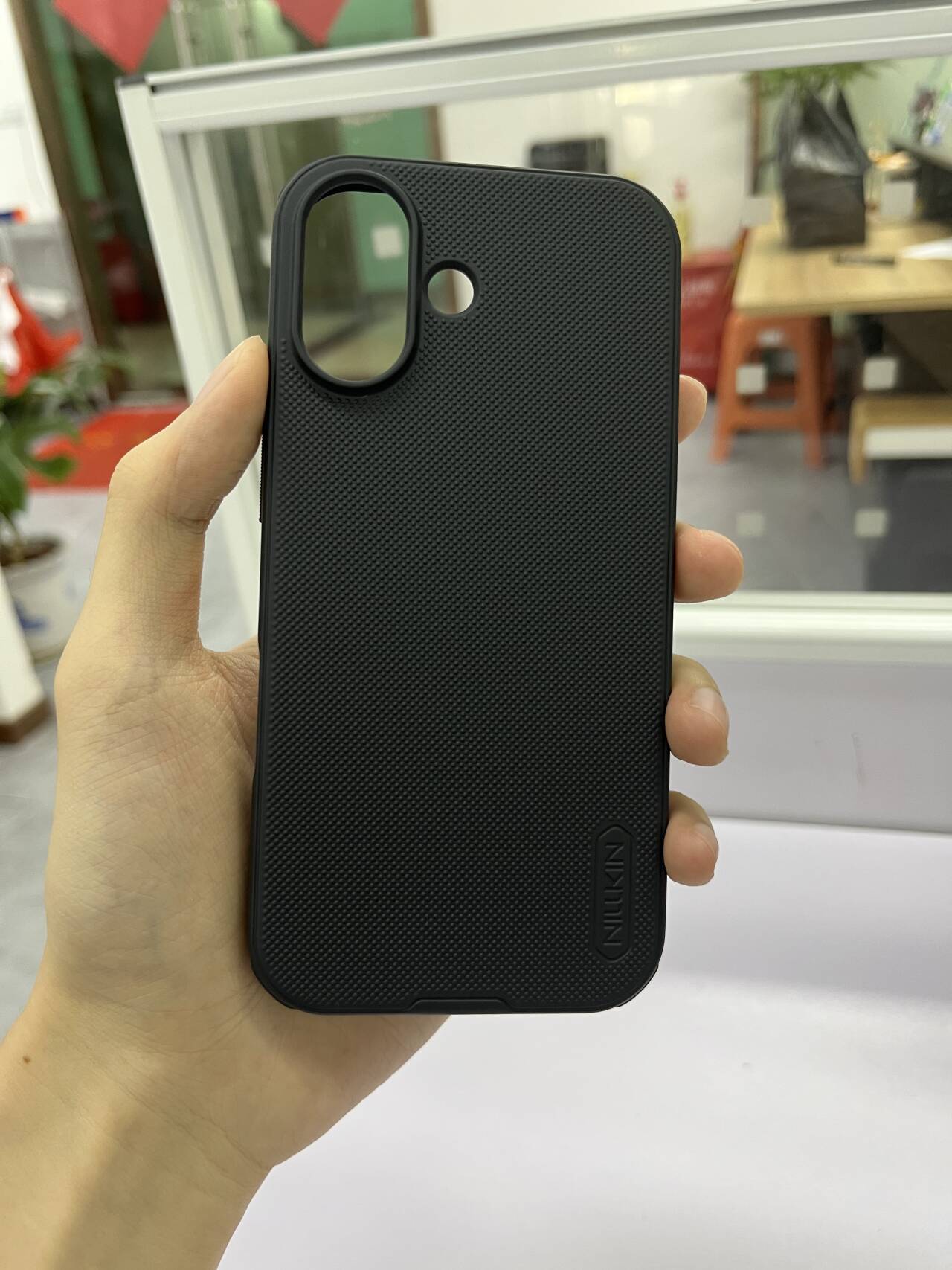 Ốp lưng Nillkin Shield Pro cho iPhone 17 Pro Max – siêu mỏng, mờ, chống rơi — Khiên PRO màu đen, Khiên PRO màu xanh, Khiên PRO Xanh, Shield PRO màu đen trong suốt chi tiết 10