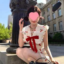 樱桃碎花v领收腰a字连衣裙女夏法式别致感短款娃娃领衬衫裙子
