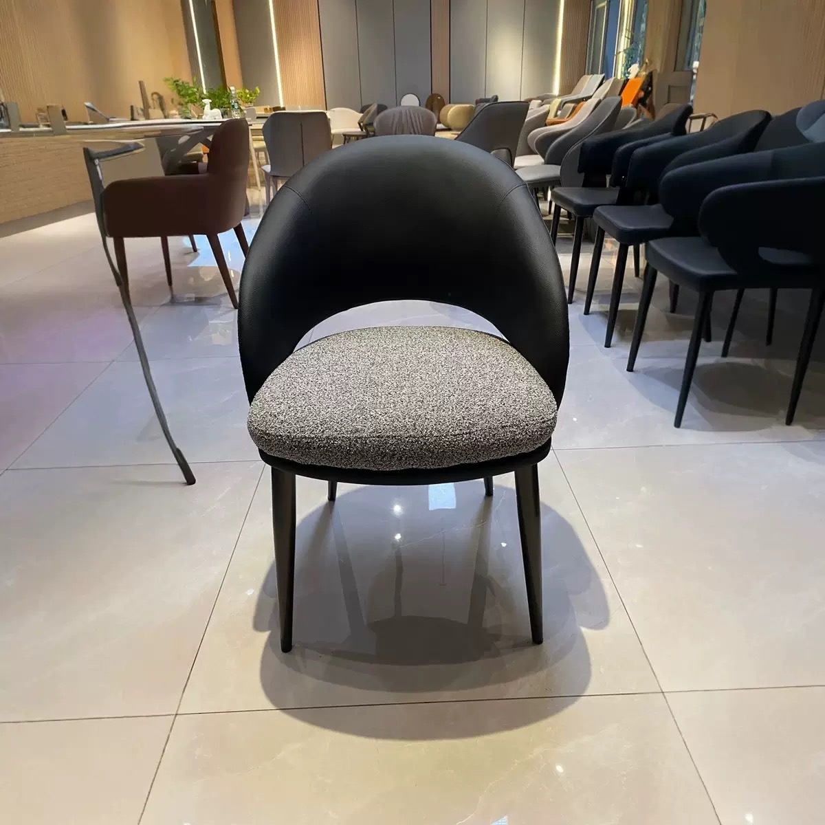 Los fabricantes producen sillas de comedor de lujo ligeras modernas nórdicas, sillas de respaldo para el hogar, sillas de negociación de hoteles, sillas de comedor y sillas de comedor, sillas de comedor de ocio