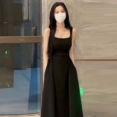 フランスの気質のヘボン風の黒いストラップのワンピースの子供の夏の2025新型は腰のa字の長いスカートを収めます。