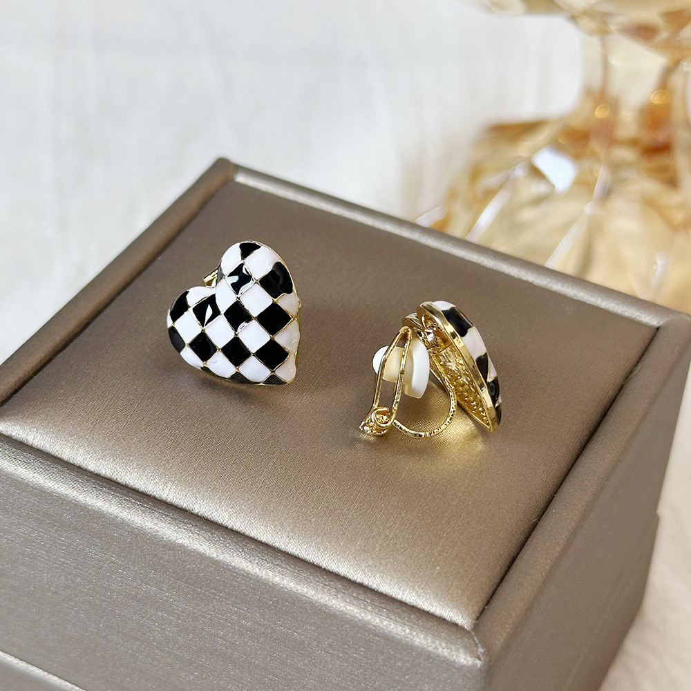 Versión coreana del temperamento de camelia, sin orejas perforadas, pinza para la oreja, flor de perla, tablero de ajedrez, pinza para la oreja triangular con diamantes, pendientes de nicho para mujeres